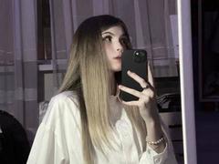 LauraleePenderel - female with brown hair webcam at xLoveCam