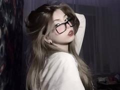 LauraleePenderel - female with brown hair webcam at xLoveCam