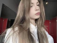 LauraleePenderel - female with brown hair webcam at xLoveCam