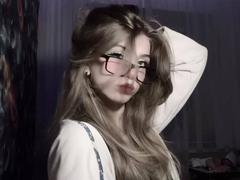 LauraleePenderel - female with brown hair webcam at xLoveCam