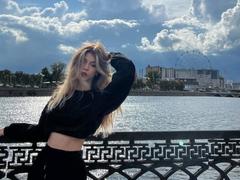 LauraleePenderel - female with brown hair webcam at xLoveCam