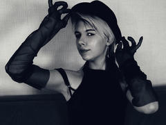 LaurenceCloud - blond female webcam at xLoveCam