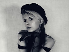 LaurenceCloud - blond female webcam at xLoveCam