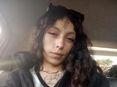 LaurieRzz - female with black hair webcam at xLoveCam