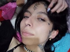 LaurieRzz - female with black hair webcam at xLoveCam