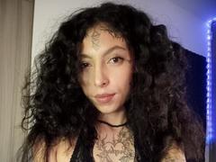 LaurieRzz - female with black hair webcam at xLoveCam
