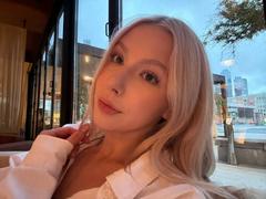LaurindaLupacchino - female with brown hair webcam at xLoveCam