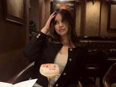 LaylaMantsch - female with brown hair and  big tits webcam at xLoveCam
