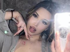 LaylaMantsch - female with brown hair and  big tits webcam at xLoveCam