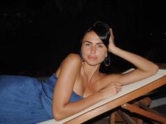 LeaNoir - female with black hair and  big tits webcam at xLoveCam