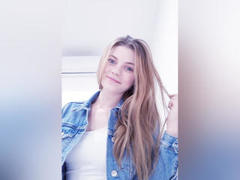 LeahPansies - female with red hair webcam at xLoveCam