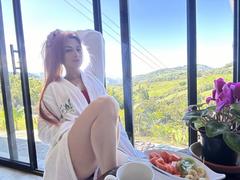 LeahRed - blond female webcam at LiveJasmin