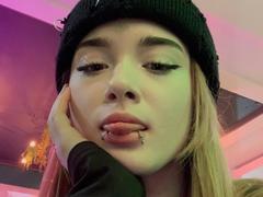 LianaKisses from xLoveCam