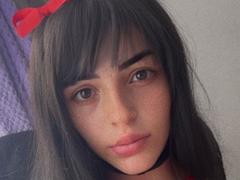 Liiil - female with brown hair webcam at xLoveCam