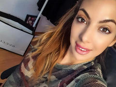 Lilly-Lil-hot - female with brown hair webcam at xLoveCam