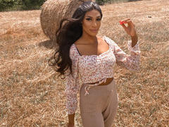 Liloucia - female with black hair webcam at xLoveCam