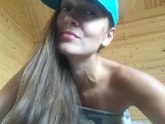 LilyOCute - female with brown hair webcam at xLoveCam