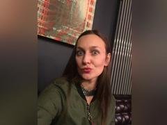 LilyOCute - female with brown hair webcam at xLoveCam