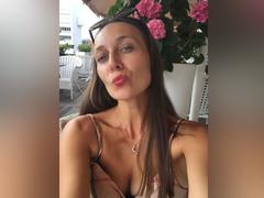 LilyOCute - female with brown hair webcam at xLoveCam