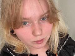 LimeCaty - blond female with  big tits webcam at xLoveCam