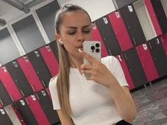 LinaAvery - female with brown hair webcam at xLoveCam