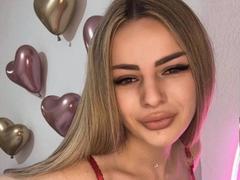LinaAvery - female with brown hair webcam at xLoveCam