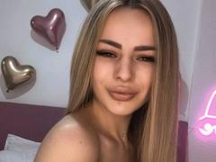 LinaAvery - female with brown hair webcam at xLoveCam