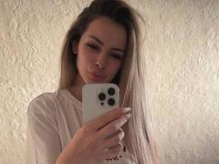 LinaAvery - female with brown hair webcam at xLoveCam