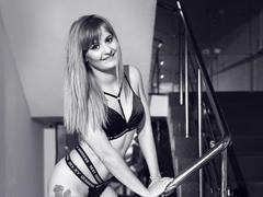 LinaQueen from xLoveCam