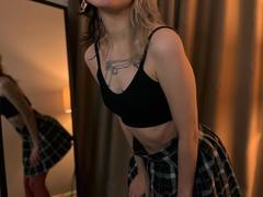 LinaVeritas - female with black hair webcam at ImLive