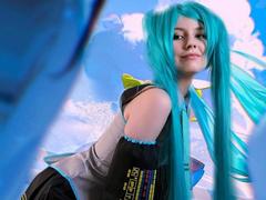 LinaVeritas - female with black hair webcam at ImLive