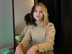 LinaVeritas - female with black hair webcam at ImLive