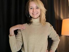 LinaVeritas - female with black hair webcam at ImLive