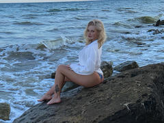 LindaVlossom - blond female webcam at xLoveCam