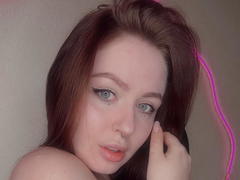 LindyMable - female with brown hair and  small tits webcam at xLoveCam