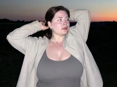 LindyMable - female with brown hair and  small tits webcam at xLoveCam