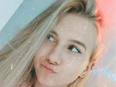 LisaE - blond female webcam at xLoveCam
