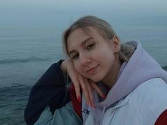LisaE - blond female webcam at xLoveCam