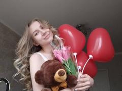 LisaE - blond female webcam at xLoveCam