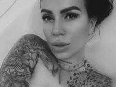 Lisa-Yulz-hot - female with black hair webcam at xLoveCam