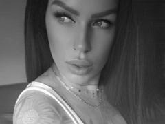 Lisa-Yulz-hot - female with black hair webcam at xLoveCam