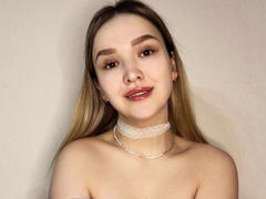 Lisetta-hot - female with brown hair webcam at xLoveCam