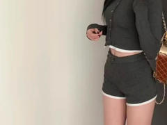 Lizee - female with brown hair and  big tits webcam at xLoveCam