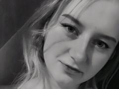 LolaMinnie - female with red hair and  big tits webcam at xLoveCam