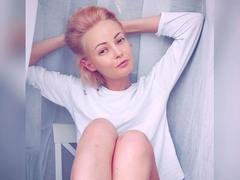 Lollyypop - blond female webcam at xLoveCam