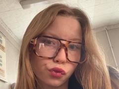 LoretaFeltner - female with brown hair and  big tits webcam at xLoveCam