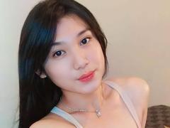 LuccyAna - shemale with black hair webcam at xLoveCam