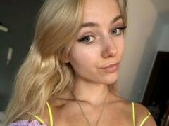 LuciaWild - female with black hair webcam at xLoveCam