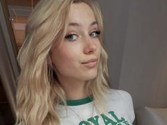 LuciaWild - female with black hair webcam at xLoveCam