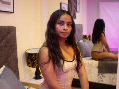 LucyPetersen - female with brown hair webcam at xLoveCam